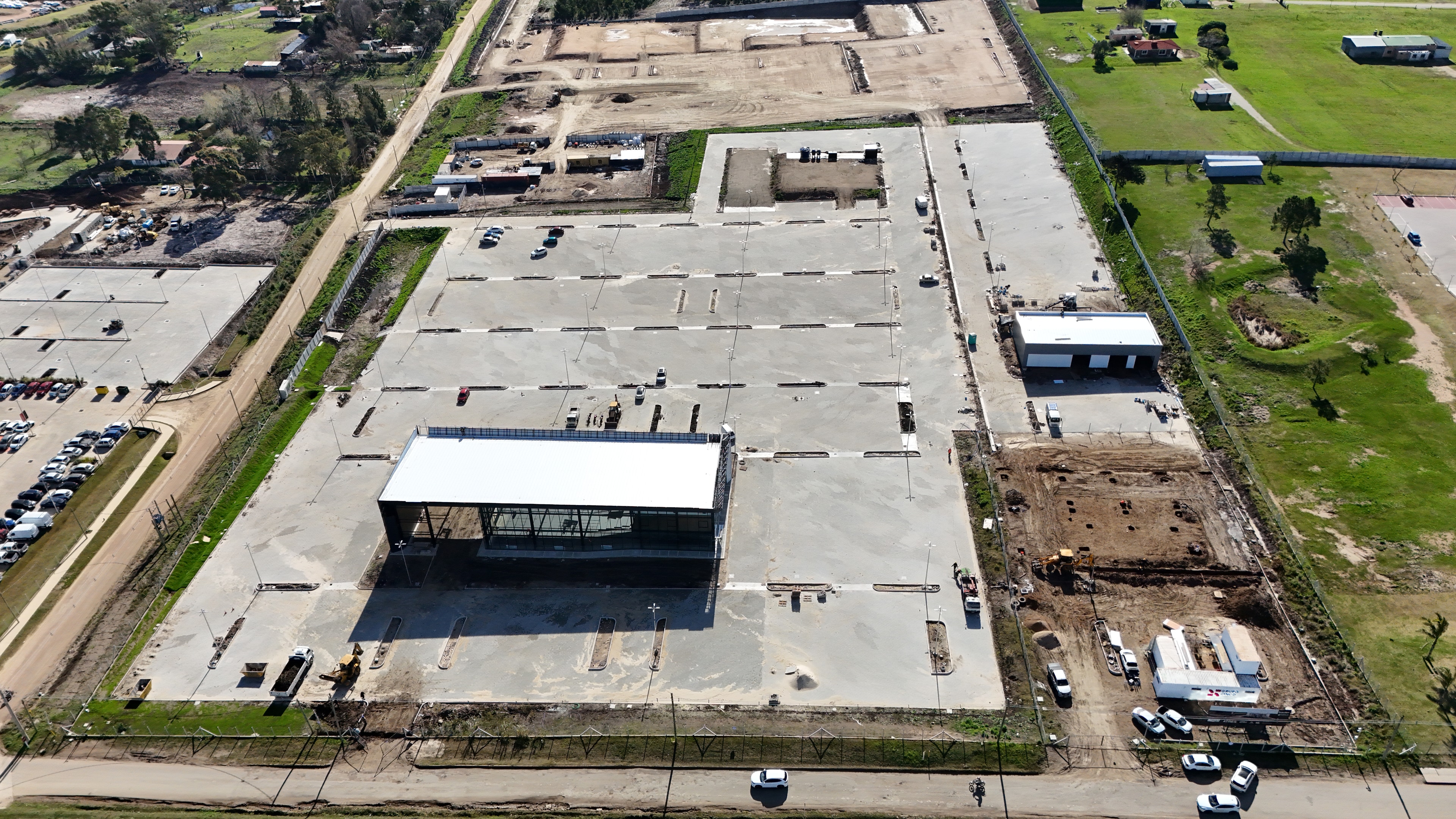 Complejo Multicar — Logística · Complejo automotriz en Canelones, Uruguay